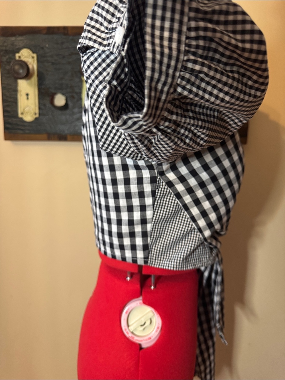 La’ Ros Black and White Gingham One-Shoulder Asymmetrical Draped Puff Sleeve Top - Picture 11 of 15